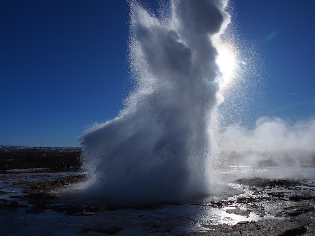A Journey Through Time: Exploring the History and Significance of Yellowstone’s Old Faithful&nbsp;Geyser